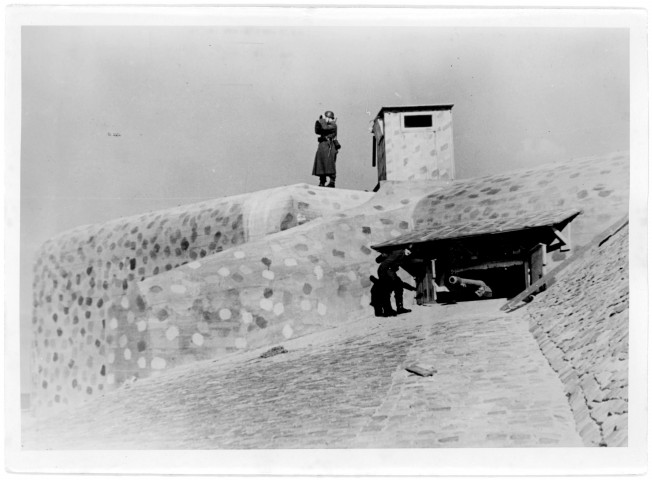 Un soldat allemand s'entraîne au maniement des canons (photo 28)