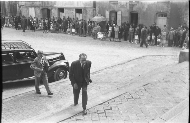 Cérémonies officielles avec personnalités politiques sur la place Guillaume le Conquérant (dont Légion d'Honneur de Maurice Nicolas) (photos n°297 à 302)