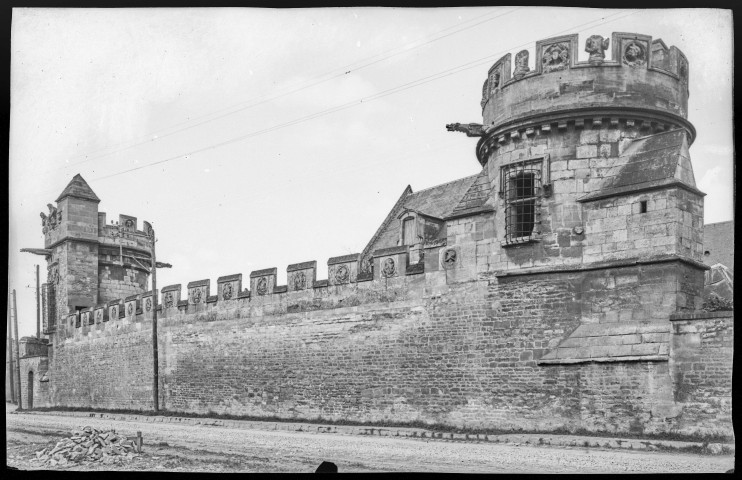 Caen : Manoir des gens d'armes et sa tour (photos n°204 et 221)