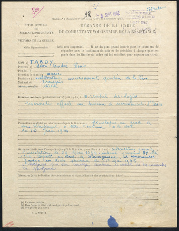 Il est écrit que Léon Tardy exerce la profession de cultivateur après avoir été gardien de la paix. Son grade de Maréchal des logis est rappelé ainsi que les dates de son arrestation (26 mars 1944) et de son décès en déportation (1 mai 1945).