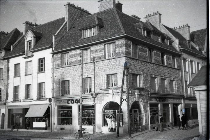 Centre ville de Falaise avec église Saint-Gervais-Saint-Portais, église Sainte Trinité, rue Saint-Gervais, rue de la Pelleterie, place Belle-Croix, Porte des Cordeliers... (photos n°211 à 221)