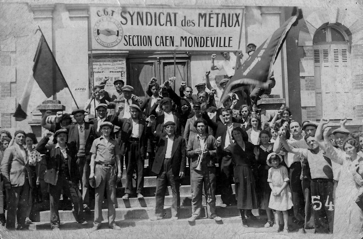 Groupe de grévistes devant le local du syndicat CGT des métaux de la section Caen-Mondeville.