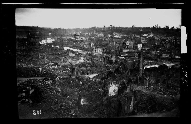 Vues générales de Condé-sur-Noireau en ruines (photos n°45 à 59)