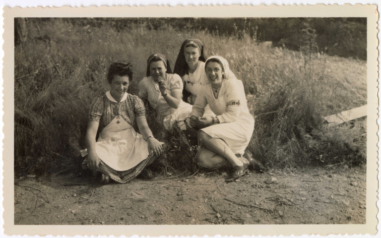 Personnel médical dans les ruines du Bon Sauveur et dans les jardins du Triage (photos n°3 à 9)