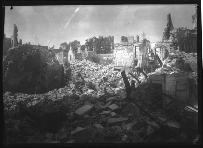 Ruines non localisées (photos n°21 et 22, 24 à 34, 36 à 44).