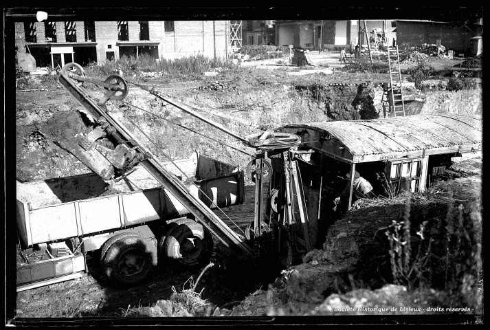 Benne-pelleteuse en fonctionnement sur l'îlot 8 (photos n°1241 à 1242, 1244 et 1240)