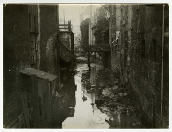 L'Odon, rue Saint-Laurent avant recouvrement (vue du cours d'eau, entre rue Saint-Laurent et rue Paul Doumer), 1934, AD14, 21Fi/2