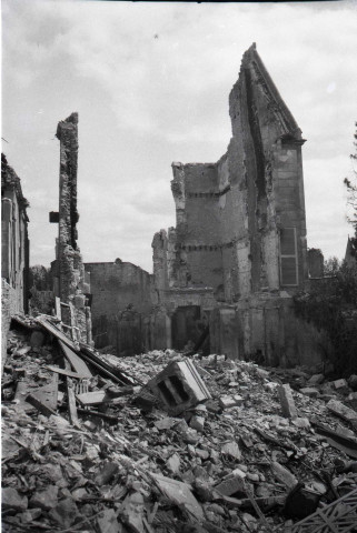 Maisons, commerces, rues et monuments en ruines suite aux bombardements de 1944 (photos n°2 à 15)