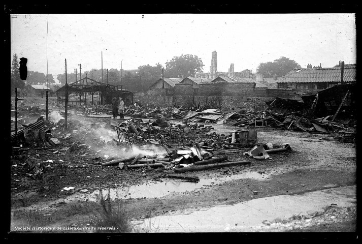 Incendie dans la cité commerciale de Pont-l'Evêque (photos n°478; 762; 764 à 766)