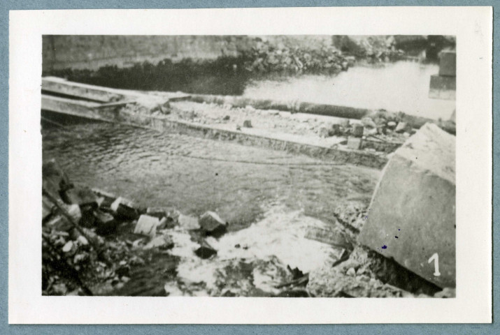 2 - "Caen, ville martyre, 1944", 1ère série, par R. Tesnière (photos) et M. Colin (tirage), reproduction interdite