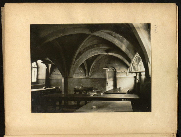 Cheminée en pierre sculptée, Chapelle Saint-Louis de l'ancien hospice Saint-Louis, salle voûtée du rdc du Palais Ducal, une cour intérieure (photo n°112 à 115)