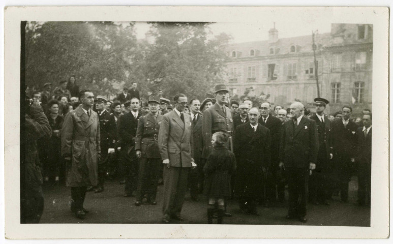 Le Général de Gaulle à Caen le 8 octobre 1944. De gauche à droite : Léonard Gille (président du comité de libération), Henry Bourdeau de Fontenay (commissaire régional officiel de la République à Rouen), De Gaulle, Pierre Daure (préfet), Yves Guillou (maire) (photo n°2).