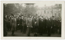 Le Général de Gaulle à Caen le 8 octobre 1944. De gauche à droite : Léonard Gille (président du comité de libération), Henry Bourdeau de Fontenay (commissaire régional officiel de la République à Rouen), De Gaulle, Pierre Daure (préfet), Yves Guillou (maire) (photo n°2).