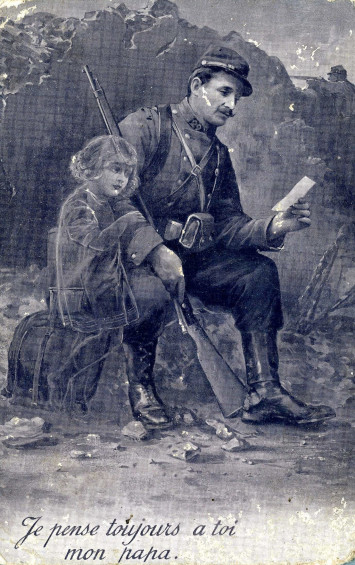 La carte postale représente un poilu lisant une lettre avec à ses côtés ce qui semble être le fantôme de sa fille car il est écrit "Je pense toujours à toi mon papa".
