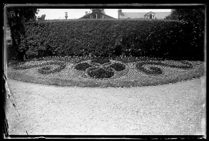 Massif de fleurs dans le jardin public (photo n°481)