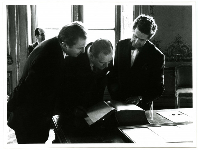 Relations avec la presse, photographies dont visite aux Archives nationales avec Jean Favier et Raymond Barre