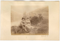 Trois personnes sur le bord de l'Orne à Grimbosq (photos n°2 et 3)