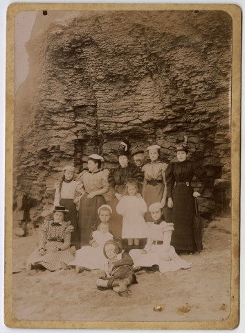 Estivants sur la digue et devant falaises et rochers de Luc-sur-Mer (n°287 à 297)