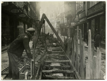 Installation des nouveaux égouts à Caen, 1934. La pose des conduites, rue Saint-Pierre (vue de l'entrée de la rue depuis la place Saint-Pierre), AD14, 21Fi/5