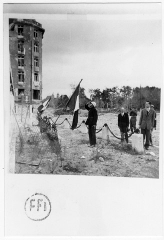 Le général Koenig en visite à Caen le 18 juillet 1945, la compagnie Scamaroni avec Léonard Gille.