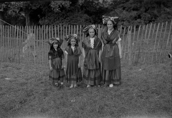 Jeunes femmes et jeunes filles en costumes traditionnels normands (photos n°365 à 366)