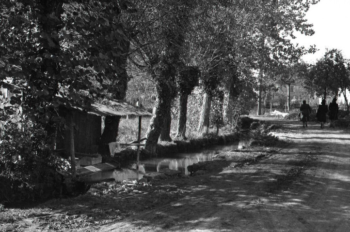 Beaumais : église et lavoir (photos n°601 à 606)
