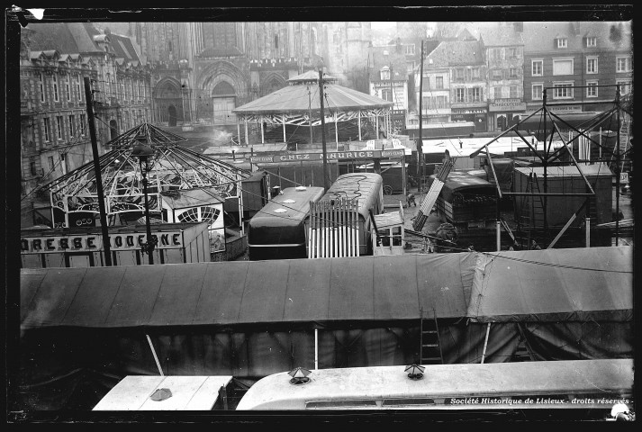 Fin de la fête foraine installée sur la place Thiers (photo n°824)