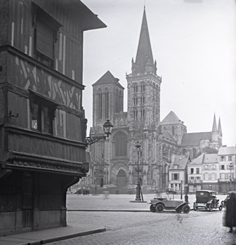 Photographie prise en 1923 de la cathédrale depuis la place Thiers