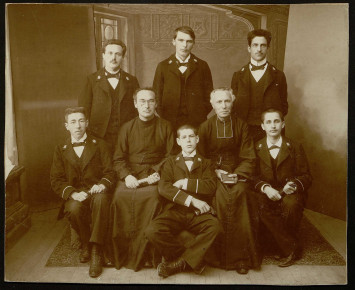 8 personnes posent sur cette photographie dont deux sont en tenue religieuse.