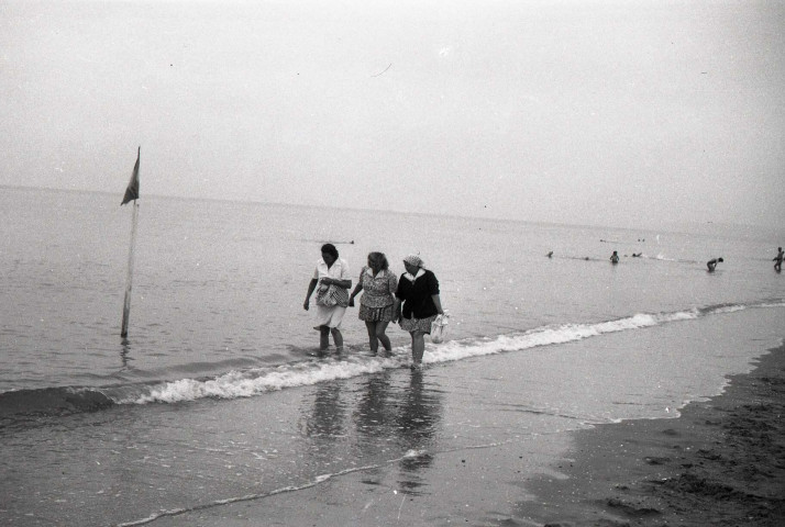 Merville-Franceville-Plage : femmes sur la plage (photo n°830)