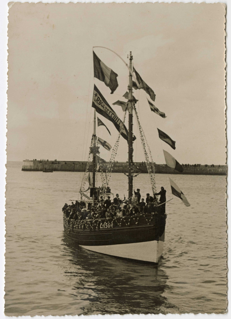 Bateau en mer avec l'équipage à son bord.