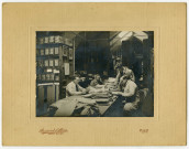 [4 employés des Archives du Calvados aux anciennes archives de Caen, autour d'une table de tri (M. Delalande, Kühner, Richard et A. Chapron)]