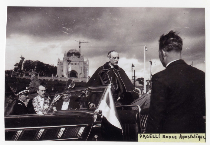 Visite du Cardinal Pacelli (nonce apostolique, futur pape Pie XII) pour le 11e congrès eucharistique national à Lisieux en 1937.