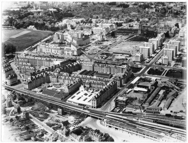 Vue aérienne du quartier Saint-Jean, de l'Orne et du quartier de la gare (photo n°169)