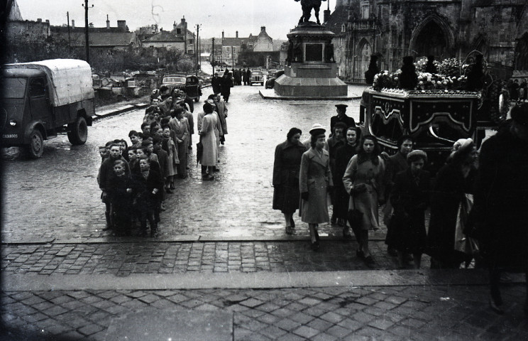 Cérémonie d'obsèques place Guillaume le Conquérant et parvis de l'Hôtel de Ville (photos n°317 à 322)