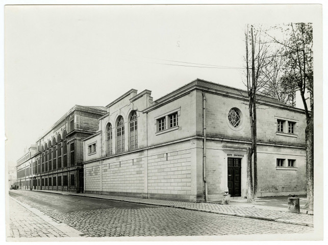 Photographies intérieures et extérieures du bâtiment des Archives dans le prolongement de la préfecture rue Saint-Laurent, ainsi que de l'annexe de l'église du Sépulcre.