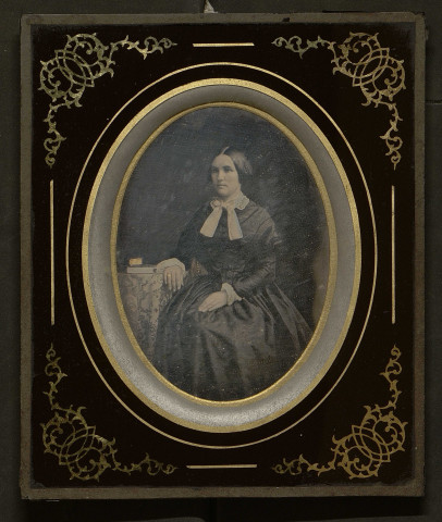 Daguerréotype de madame de Petiville, par Auguste Autin (photographe au 33 rue Saint-Jean à Caen).