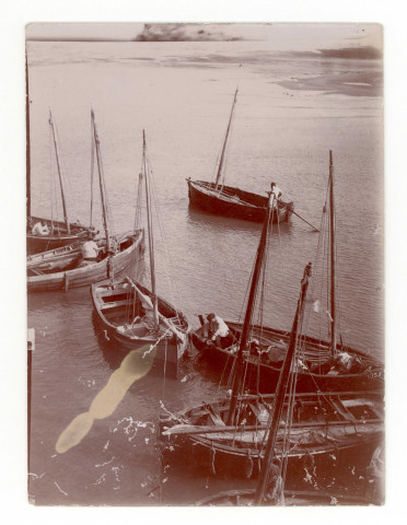 25 - (Port-en-Bessin ou Grandcamp ? : barques de pêche au port).