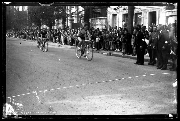 Course cycliste "Circuit des abeilles" (photos n°2243 à 2246)