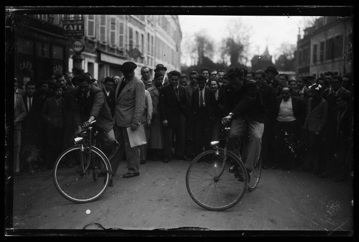 Une fête (?) du Vélo Club Lexovien (concours d'agilité ? jeux d'adresse) (photos n°6204 et 6205 ; 8638 et 8639)