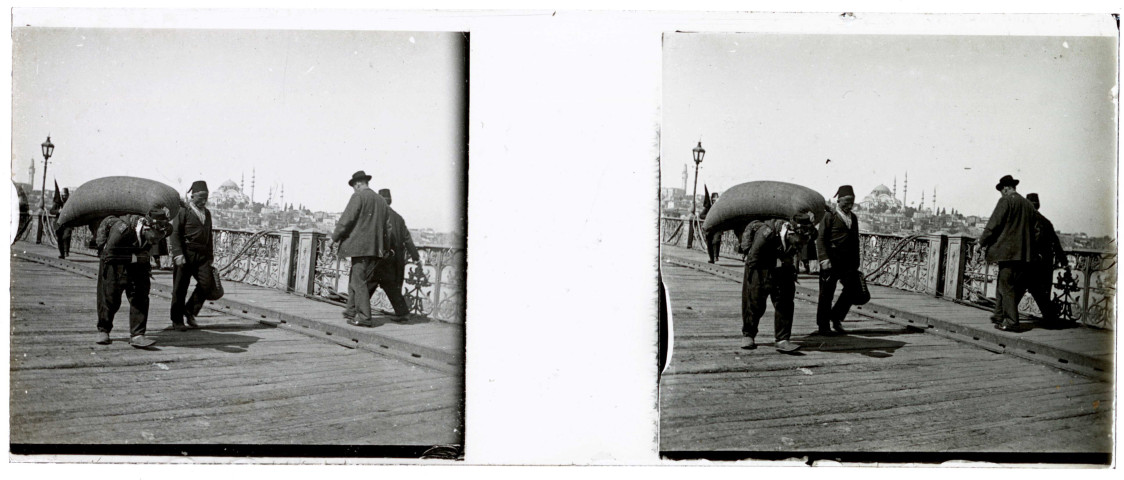 Turquie, Istanbul (Constantinople) : vues générales, Bosphore, ville, port, mosquée Sainte-Catherine, tours, fortifications, architecture, obélisque, arc de triomphe, rues, villas, mosquée, avec personnages, locaux