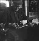 Partie de jeu de dominos entre messieurs Hazet et Drude dans un bar (photos n°411 à 417)