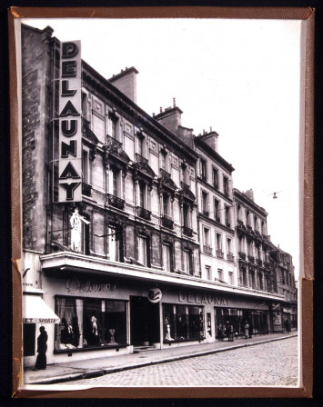 Le magasin est particulièrement visible grâce à une enseigne verticale sur laquelle il est inscrit : "Delaunay".