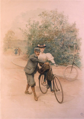 L'homme debout tient le guidon à la place de la jeune femme assise sur le vélo.