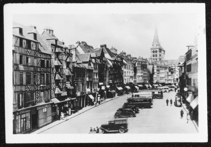 Reproductions de photographies de Lisieux (avant 1944) et de Villers-sur-Mer (vers 1945 ?), et deux portraits