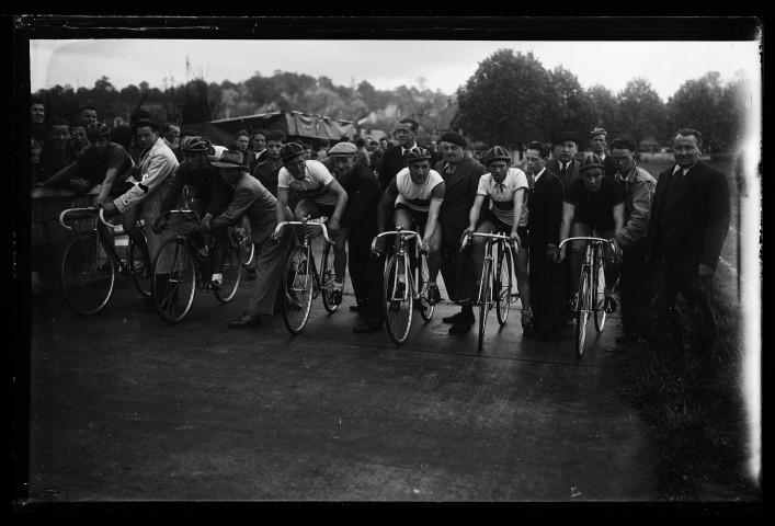 Course cycliste à St-Julien-le-Faucon (photos n°2960 et 2961)
