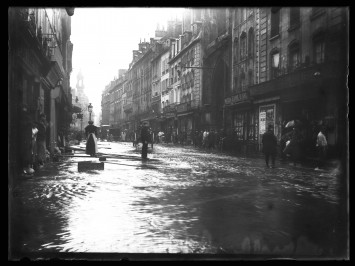 Inondation, rue de Saint-Jean à Caen, vers 1890-1915, AD14, 110Fi/2