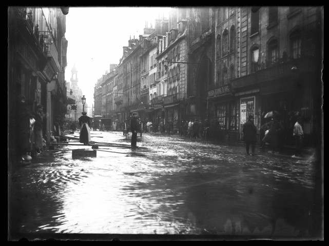 Inondations rue Saint-Jean, rue de Grusse, rue du Stade et rue de l'Ancienne comédie (photos n°50 à 53)
