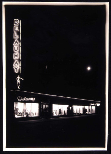 Photographie de nuit avec les éclairages du magasin et de son enseigne