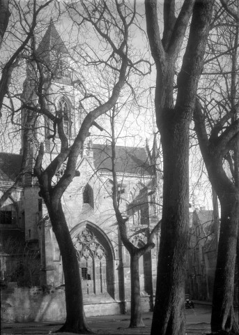 Abbaye-aux-Hommes (croix rouge sur façade car centre d'accueil et hôpital complémentaire), église Saint-Etienne-le-Vieux et ruines d'un garage d'autobus place des Granges (photos n° 28 à 33).